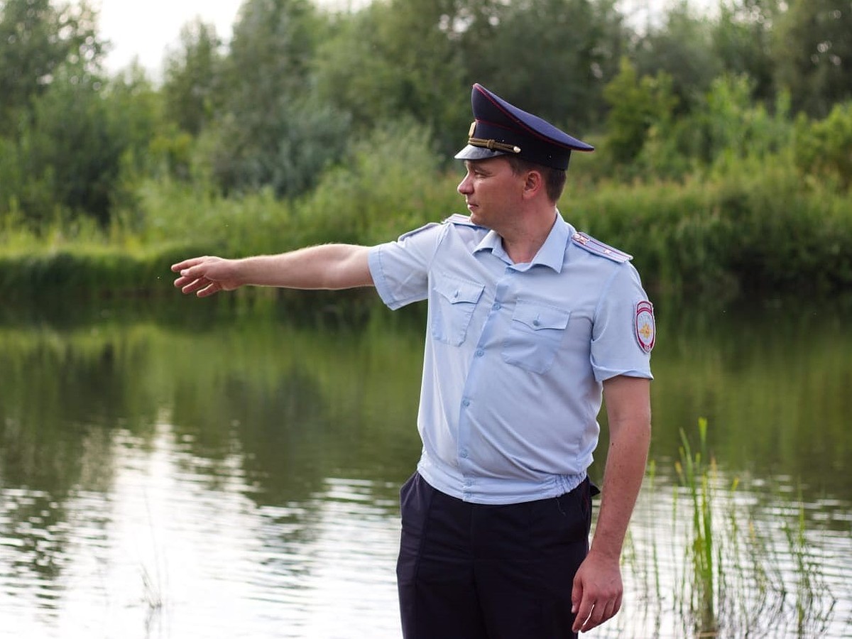 «Над водой видны были только руки»: полицейский из Оренбуржья спас тонущих  в реке женщину и ее сына - KP.RU