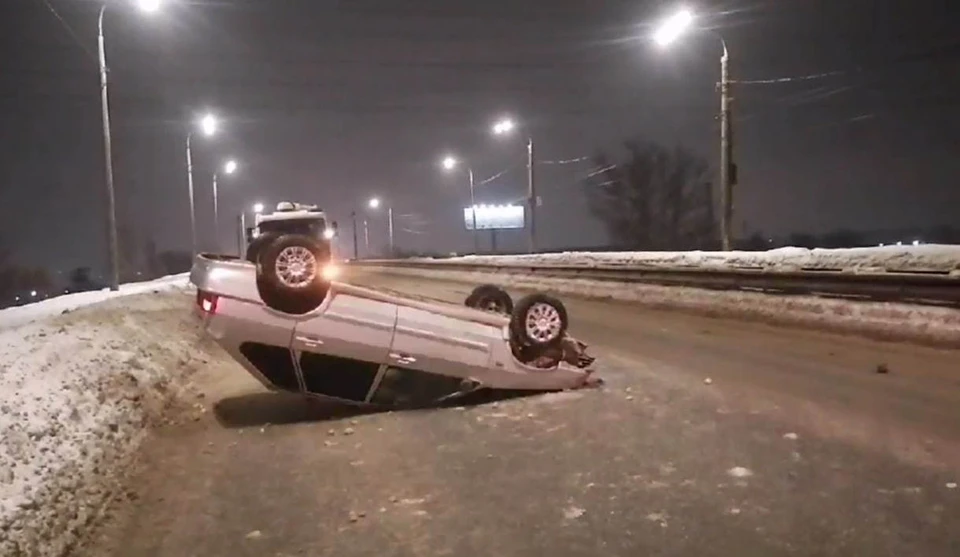 Пьяный водитель наехал на снежный вал и опрокинулся в Нижнем Новгороде. Фото: пресс-служба УГИБДД по Нижегородской области.