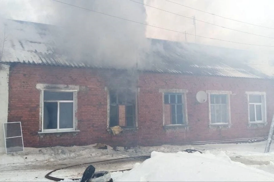Трех жильцов горящего дома под Липецком спасли пожарные утром 28 января