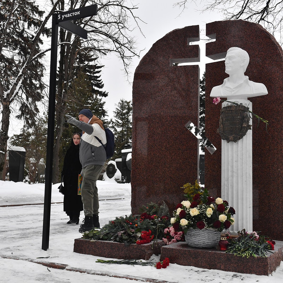 Открытие памятника на могиле Василия Ланового прошло в закрытом формате по  желанию его вдовы - KP.RU