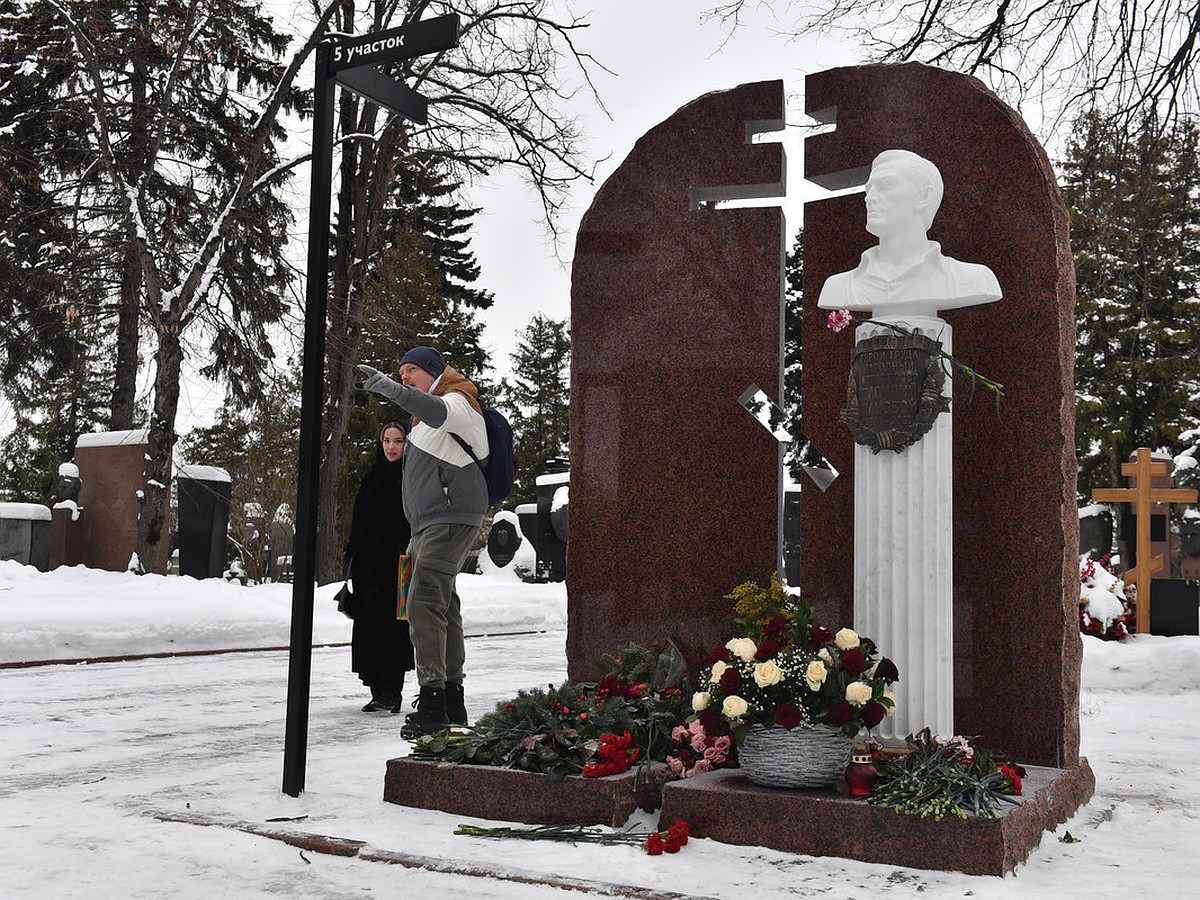 Открытие памятника на могиле Василия Ланового прошло в закрытом формате по  желанию его вдовы - KP.RU