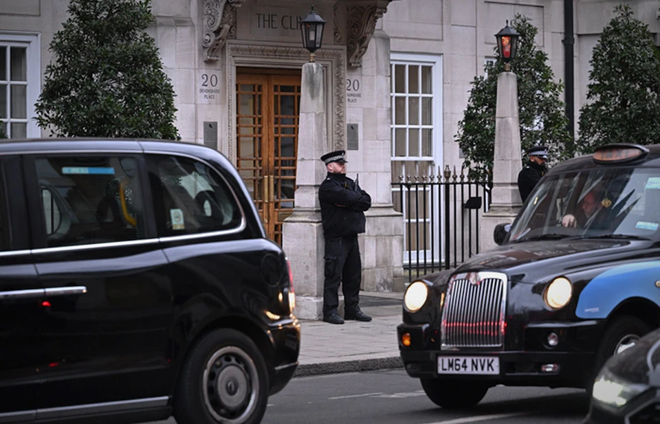 Полицейские охраняют лондонскую клинику Фото: Leon Neal/Getty Images