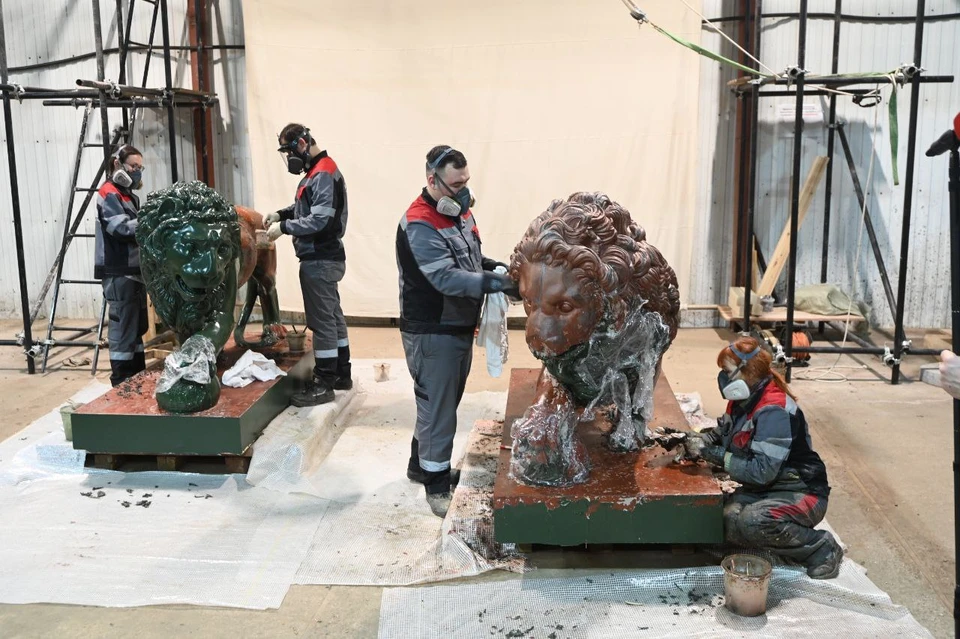 Львы с Адмиралтейской набережной Петербурга отправили на реставрацию из-за туристов.