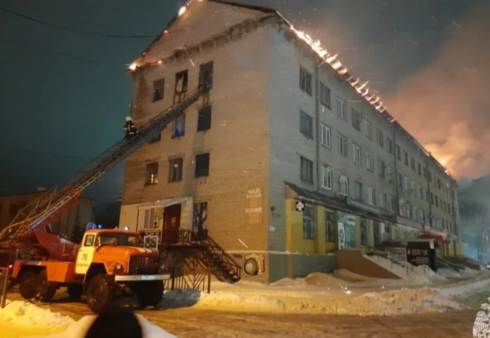 В Ясногорске Тульской области потушили большой пожар в бывшем общежитии