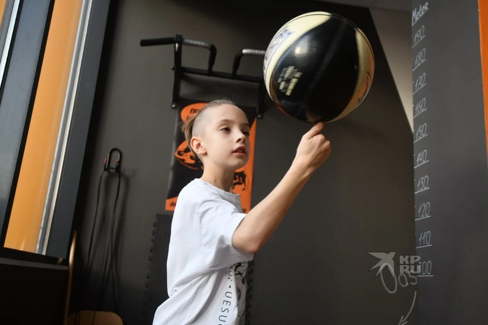 Дима Василов из Екатеринбурга занимается баскетбольным фристайлом с семи лет