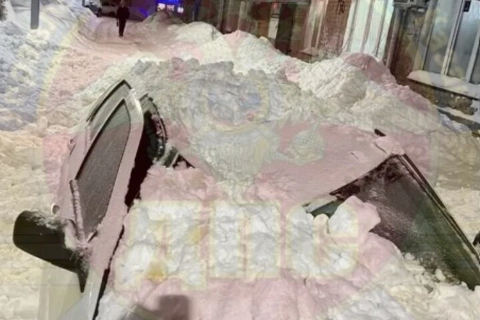 С крыши многоэтажки произошел сход снежной массы, которая упала прямо на машину. Фото: ГИБДД Татарстана