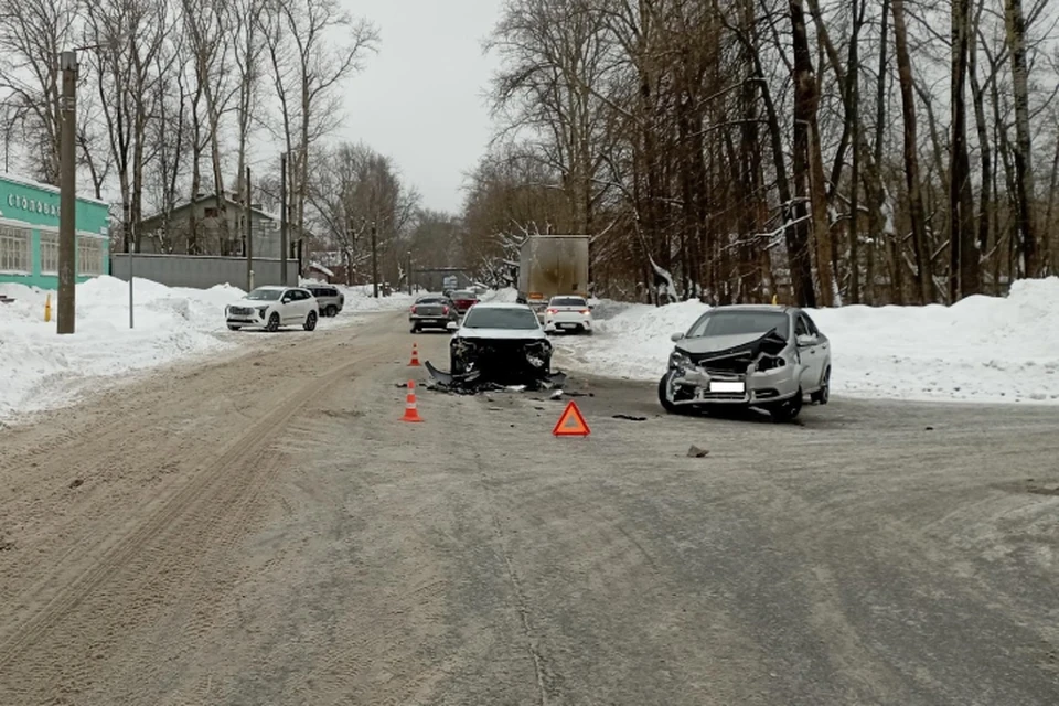 Две иномарки не поделили дорогу на улице Ключевой. Фото: ГИБДД Кировской области