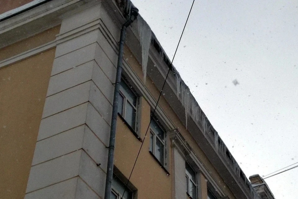 Заснеженных крыш с ледышками по Кирову и области сейчас немало.