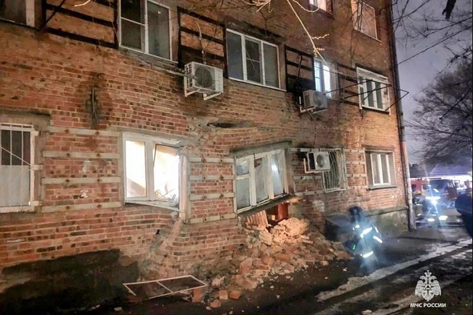 Так выглядел дом после того, как разрушилась часть стены 27 января. Фото: ГУ МЧС по Ростовской области.