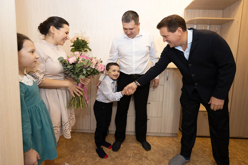 Ильсур Метшин поддержал главу семьи в решении остаться в Казани. Фото: Марат Мугинов/мэрия Казани