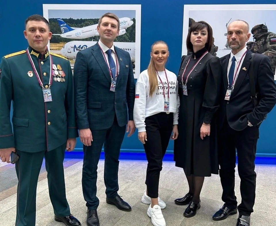 Анна Сорока (вторая справа) с остальными доверенными лицами Владимира Путина