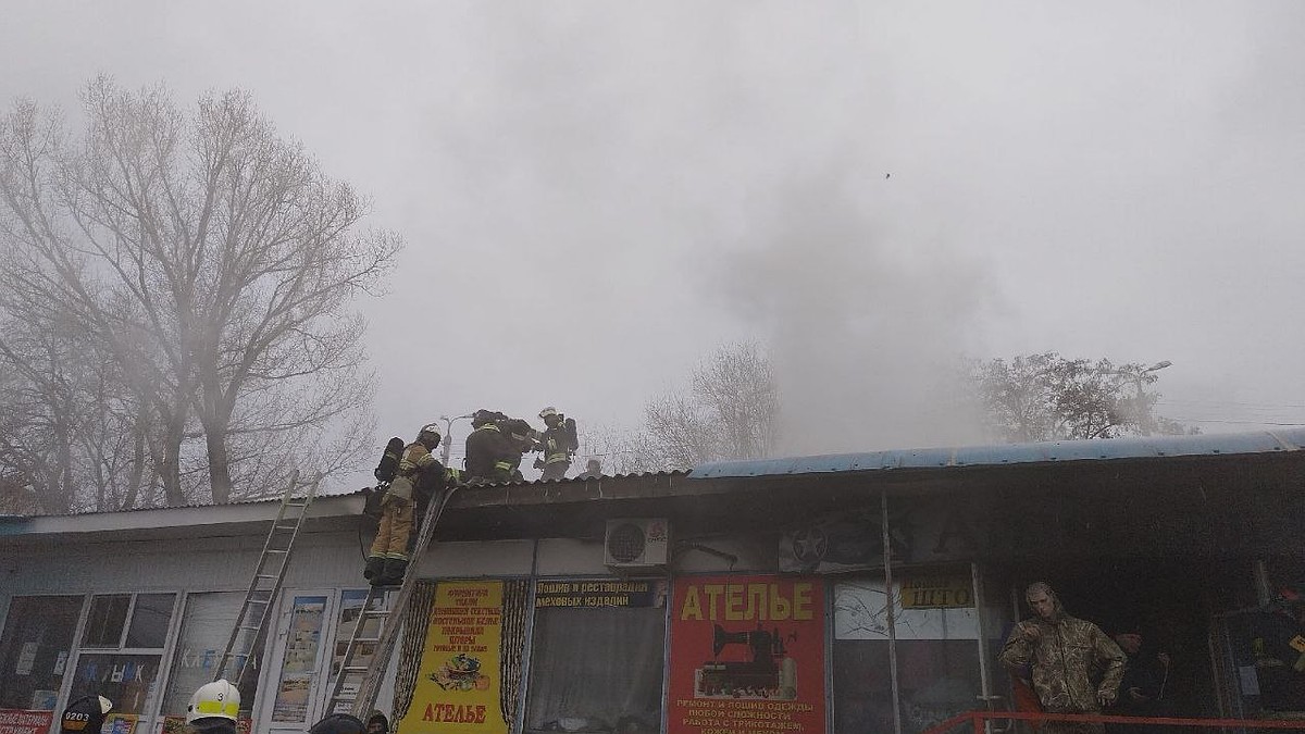 В Волгограде загорелся Тракторный рынок - KP.RU