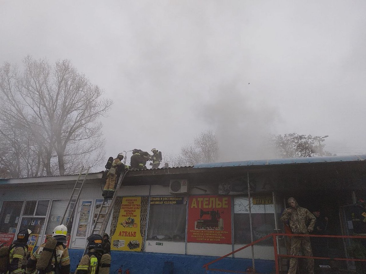 В Волгограде загорелся Тракторный рынок - KP.RU