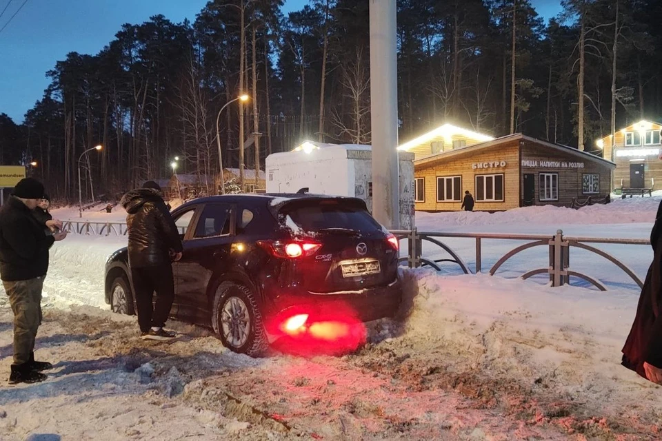Водитель Mazda застрял на трамвайных путях в Академическом. Фото: telegram-канал «Екатеринбург. Главное»
