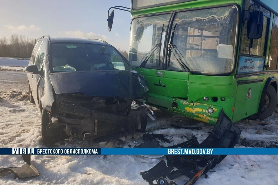Автобус и легковой автомобиль столкнулись под Пинском, два человека в больнице. Фото: телеграм-канал УВД Брестского облисполкома