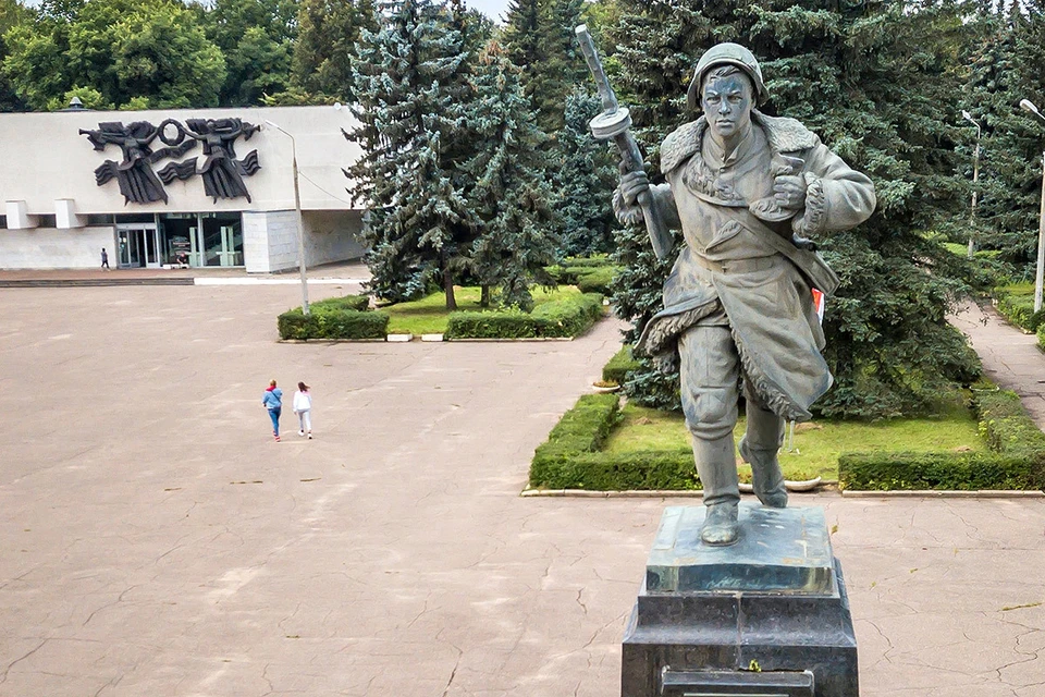 Великие Луки. Памятник Александру Матросову, закрывшему своим телом амбразуру вражеской огневой точки.