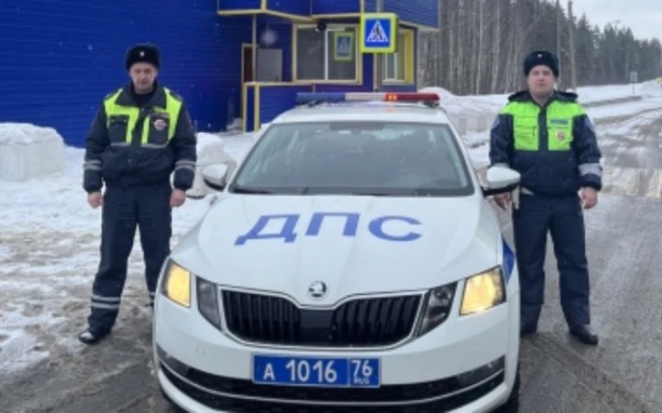 В Переславле сотрудники ГИБДД вытащили машину, застрявшую в снегу
