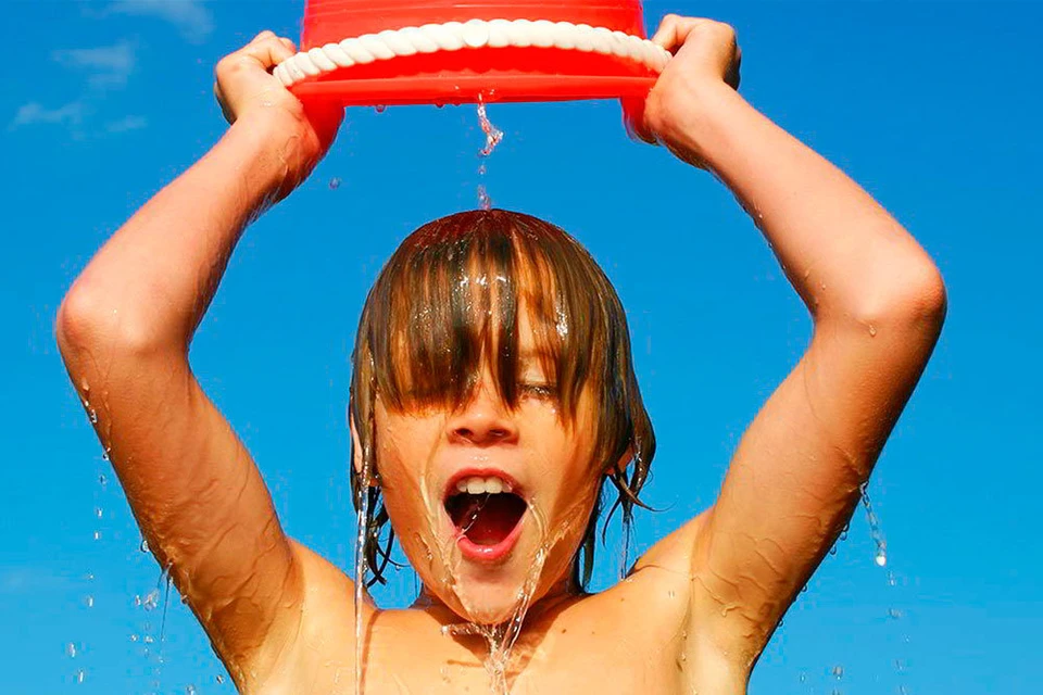 Закаливающие процедуры могут продолжаться до 20 минут. Фото: healthy-kids.ru