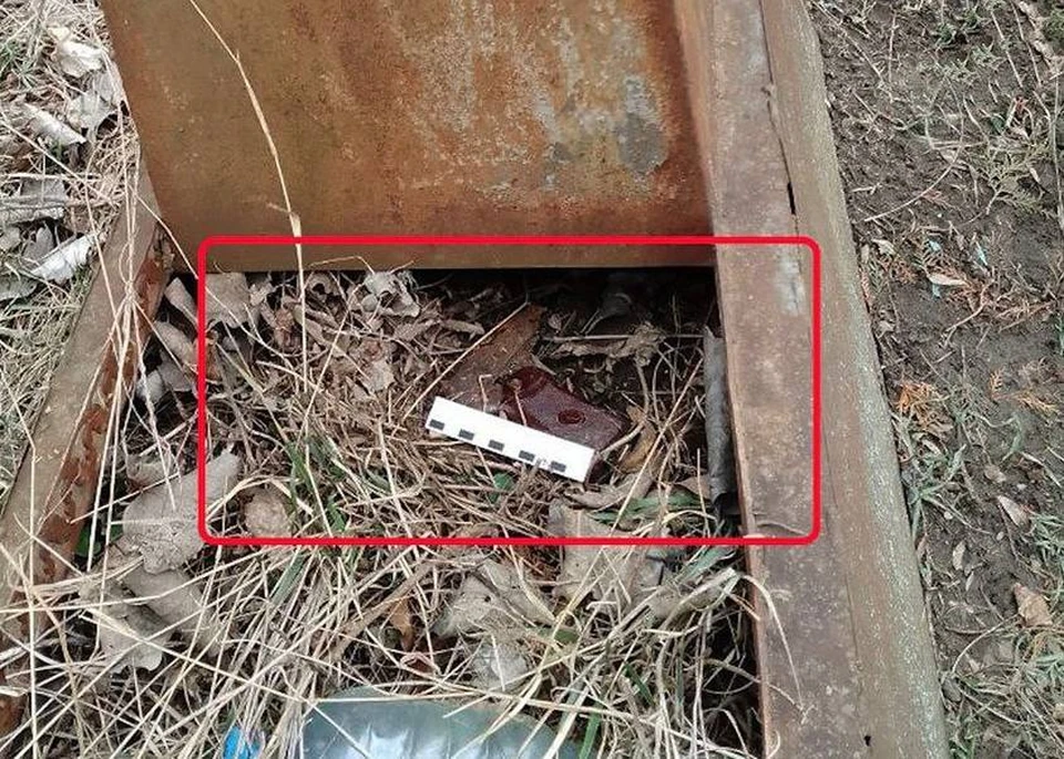 Полицейские нашли на кладбище в Токмакском районе тайник с пистолетом. ФОТО: ГУ МВД России по Запорожской области