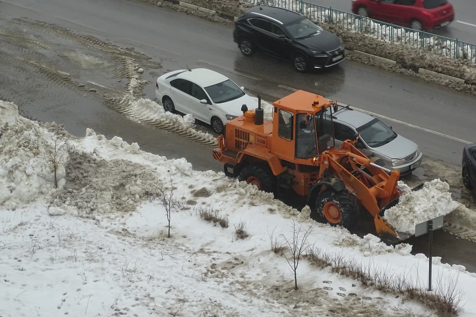 Более 50 машин и 100 дворников расчищают дороги Липецка от снега 5 февраля