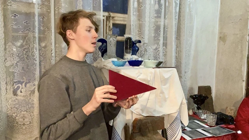 В руках у Александра уникальный образец рубинового стекла, из которого сделаны кремлевские звезды. Фото: предоставлено Александром Ивановым