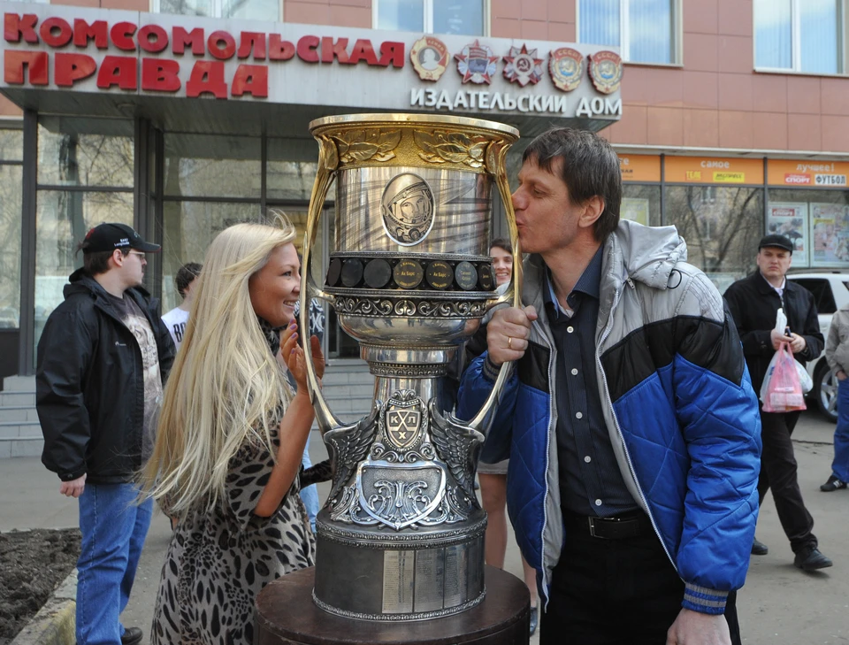 Кубок Гагарина вручается победителю плей-офф КХЛ с сезона 2008/09