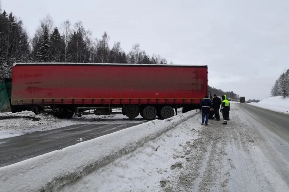 На трассе занесло грузовик. Фото: ГИБДД Свердловской области / ВКонтакте