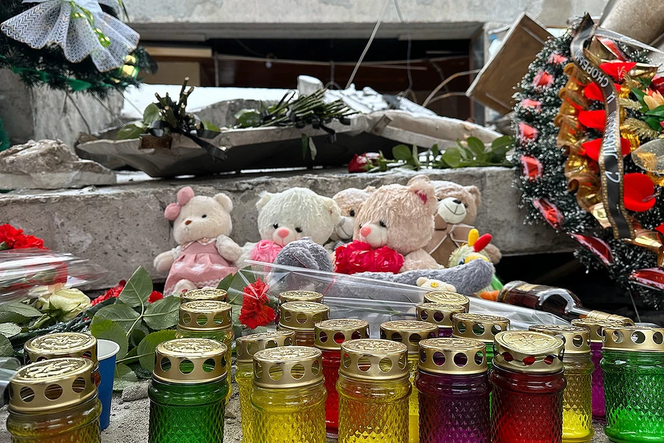 Цветы и игрушки на месте гибели людей в пекарне Лисичанска.
