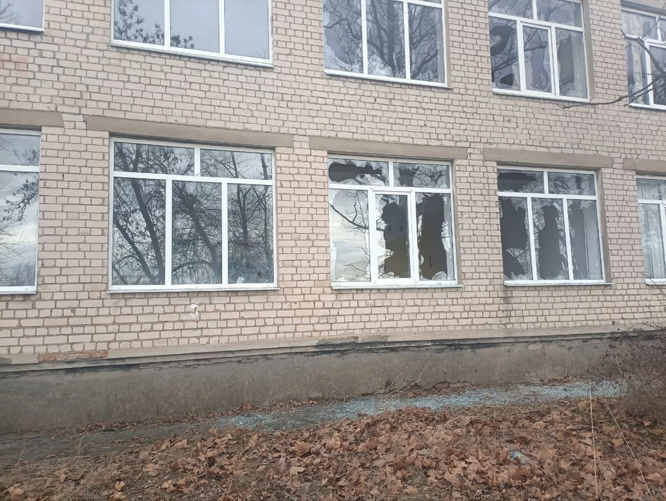 Из-за обстрела ВСУ в школе выбило окно ФОТО: ТГ-канал Владимира Сальдо