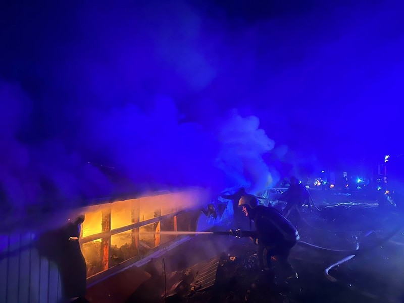 С пожаром боролись восемь пожарных расчетов (Фото: ГИЧС).