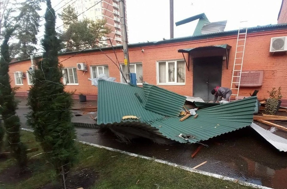 Ветер швырял крыши. Фото: пресс-служба администрации Краснодара