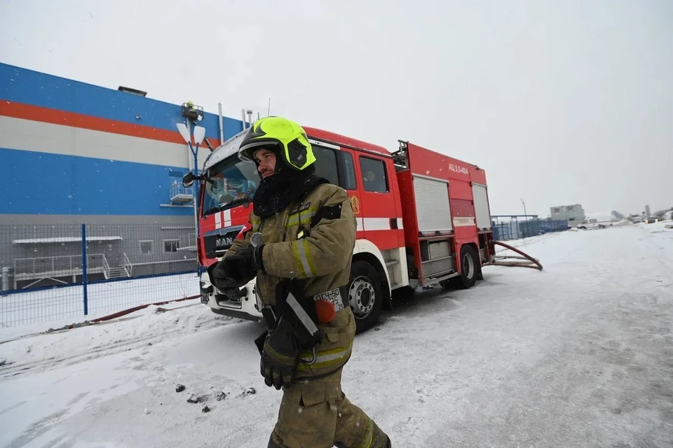 Человек попал в больницу из-за пожара в подсобке на Таллинском шоссе.