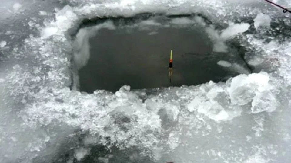 Рыбак ушел под лед. Фото: социальные сети.