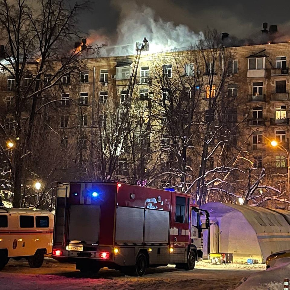 МЧС Москвы: локализован пожар в жилых домах на Черняховского в Москве -  KP.RU