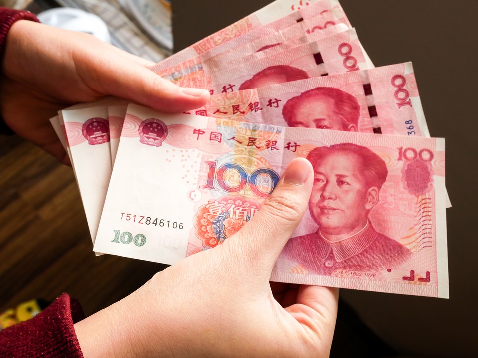 Россияне изменили доллару с юанем: впервые объем вкладов в китайской валюте оказался большим, чем в американской