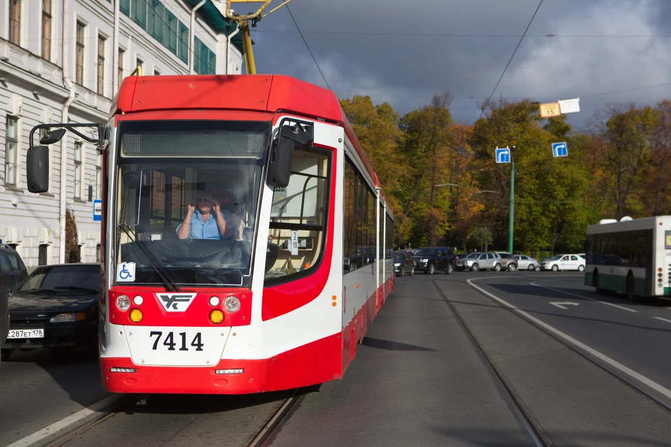 Общественный транспорт ускорят в Петербурге на 14% к 2026 году.