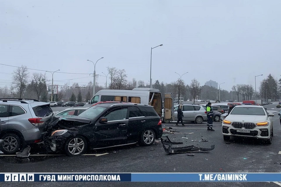 Внедорожник протаранил пять автомобилей в Минске. Фото: УГАИ ГУВД Мингорисполкома.