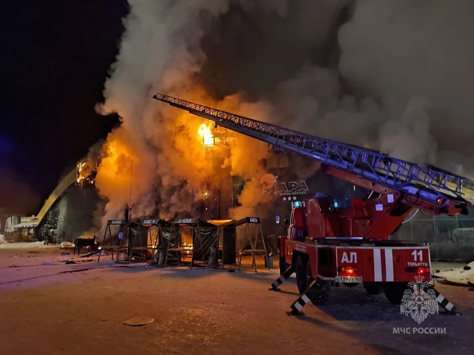 Борьба с пламенем продолжалась всю ночь. Фото: ГУ МЧС России по Самарской области