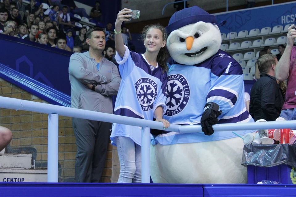 Болельщики поддерживают новосибирских хоккеистов.