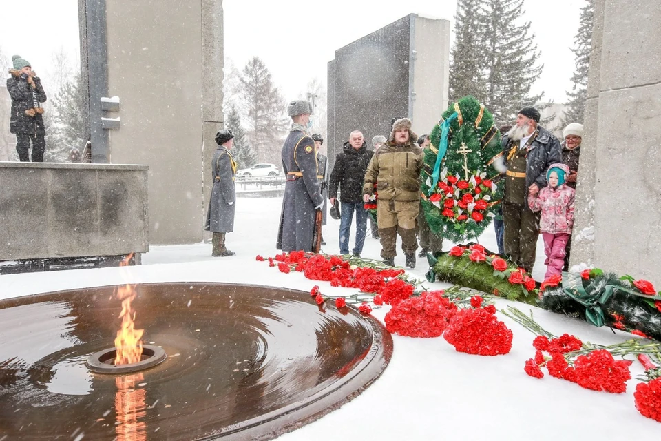 У монумента 15 февраля традиционно собираются сотни горожан. Фото: предоставлено мэрией Новосибирска.