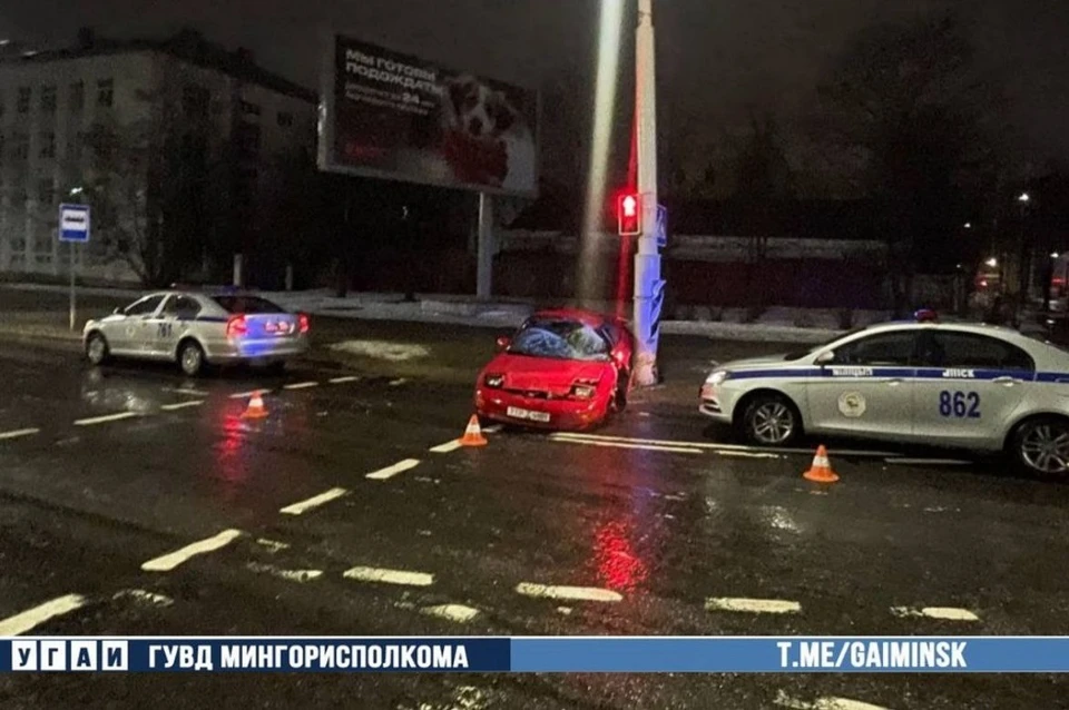 Молодой водитель легковушки не справился с управлением и влетел в столб в Минске. Фото: УГАИ ГУВД Мингорисполкома.
