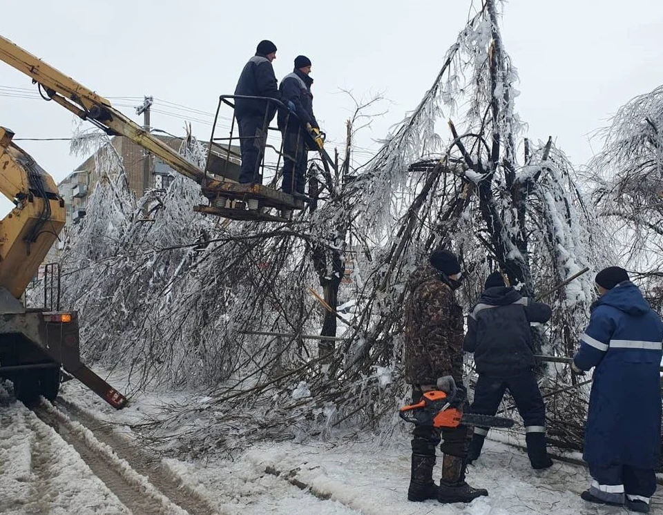 В Котельниково восстанавливают электричество после непогоды. Фото: администрация Котельниковского района.