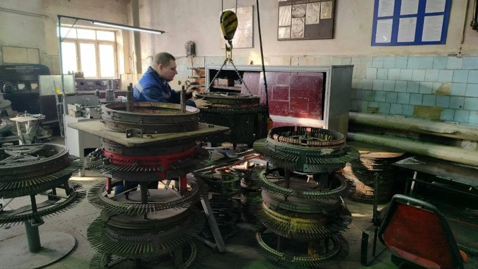 Работники «Ульяновскэлектротранса» восстанавливают вышедшие из строя двигатели трамваев. ФОТО: администрация Ульяновска