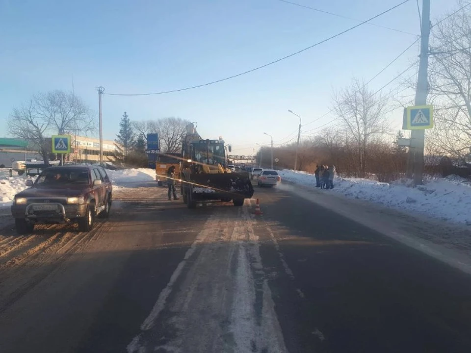 На фото видно, что МАЗ и трактор двигались в одном направлении, большегруз въехал в технику сзади. Фото: Госавтоинспекция Омской области.