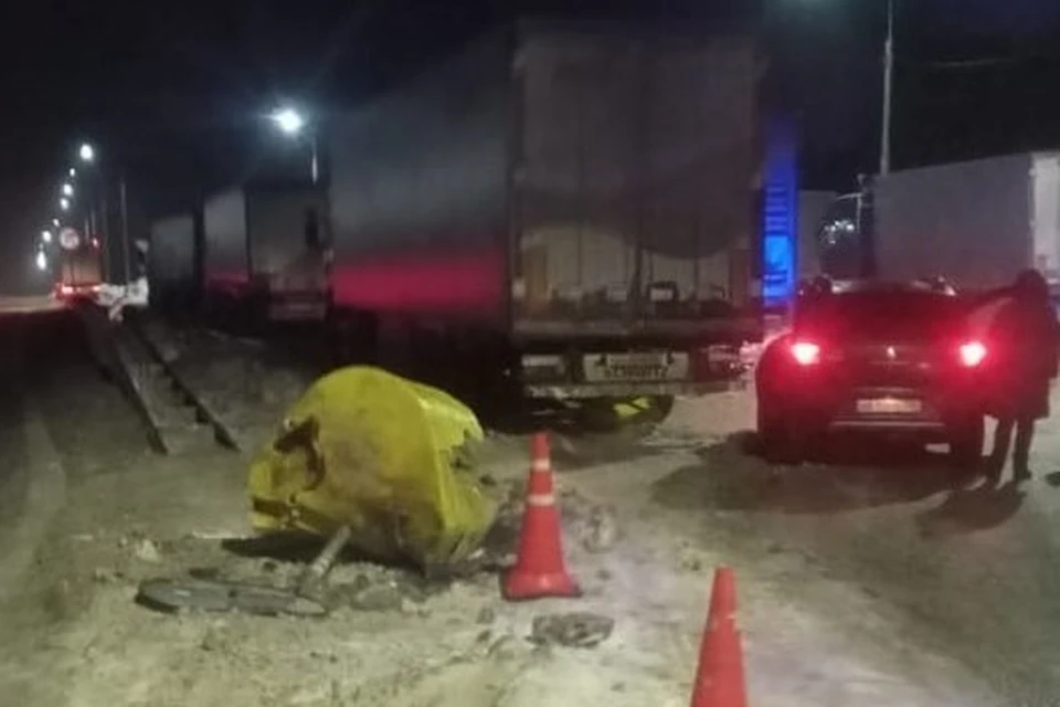 Женщина за рулем «Рено» протаранила отбойник и врезалась в грузовик под Липецком