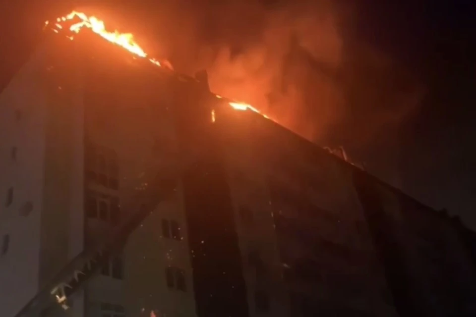 МЧС: 12 человек спасены при тушении пожара в многоэтажке в Анапе, фото: скриншот из видео МЧС РФ