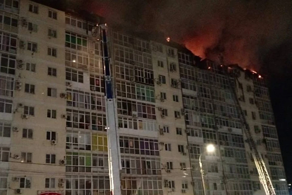 Спасатели эвакуировали 440 человек из горящей в Анапе многоэтажки, фото: МЧС России