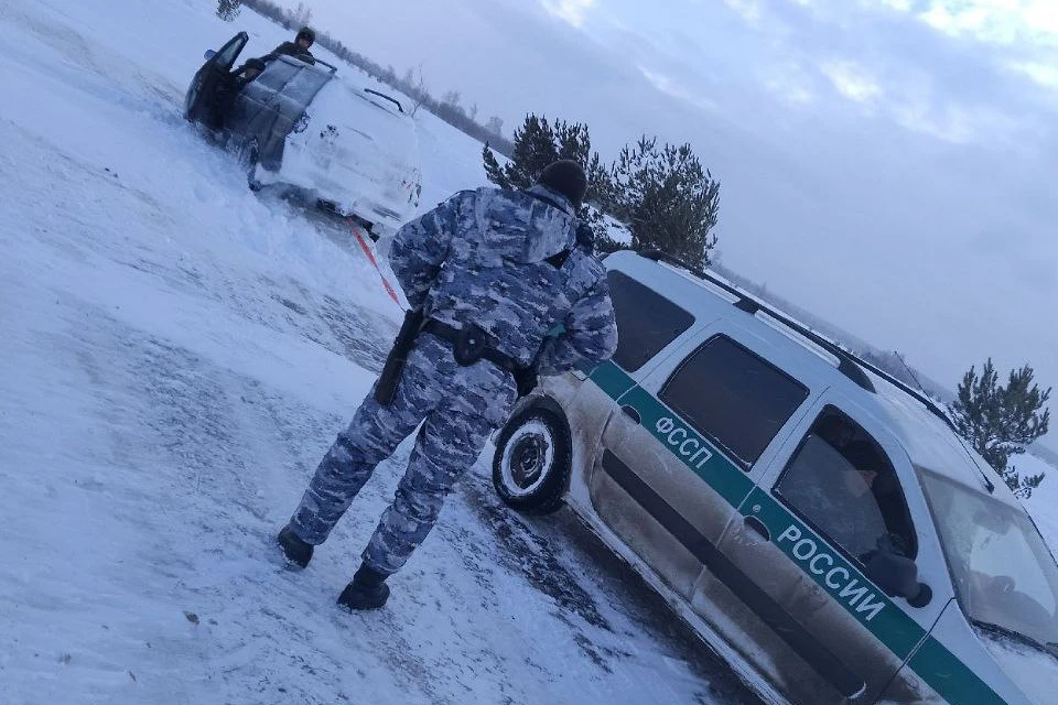 Ульяновские приставы вытащили из кювета машину с пассажирами | ФОТО: УФССП Росси по Ульяновской области