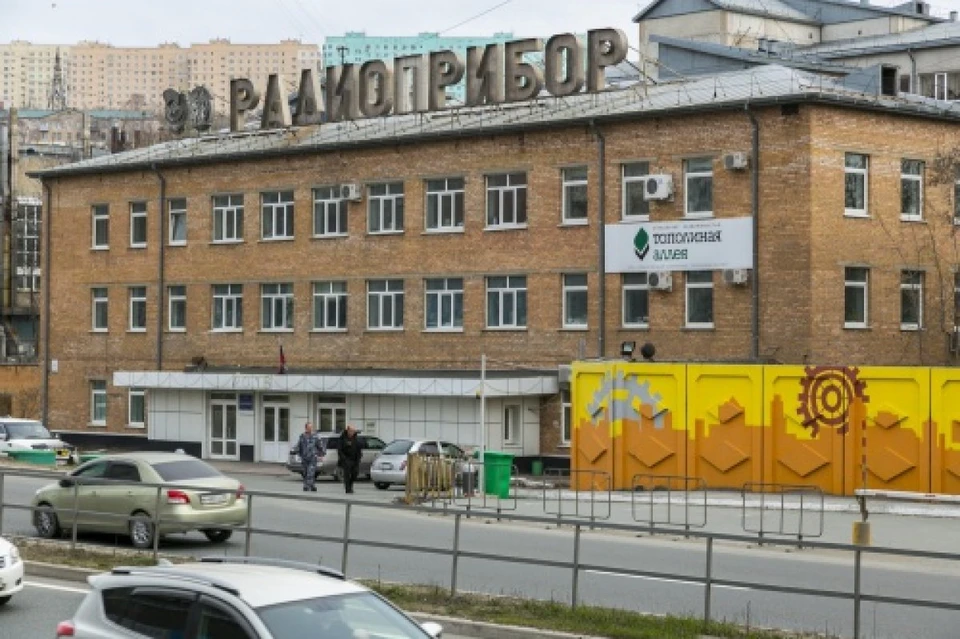 Надземный переход также оборудуют подъемниками для людей с ОВЗ.