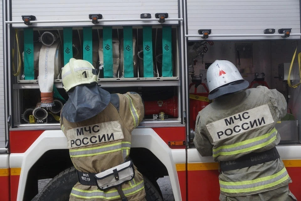 Металлический купол обрушился во дворе горящего здания «Известия Холл» в Москве